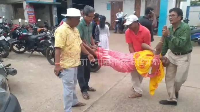 অসুস্থ বৃদ্ধাকে সাহায্য করতে এগিয়ে এলেন ডেবরা পঞ্চায়েত সমিতির সহ-সভাপতি প্রদীপ কর