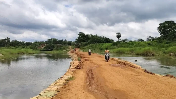 বর্ষা নামতেই ফের আতঙ্ক! স্থায়ী ব্রীজের দাবিতে ফুঁসছে ডেবরার টাবাগেড়িয়া