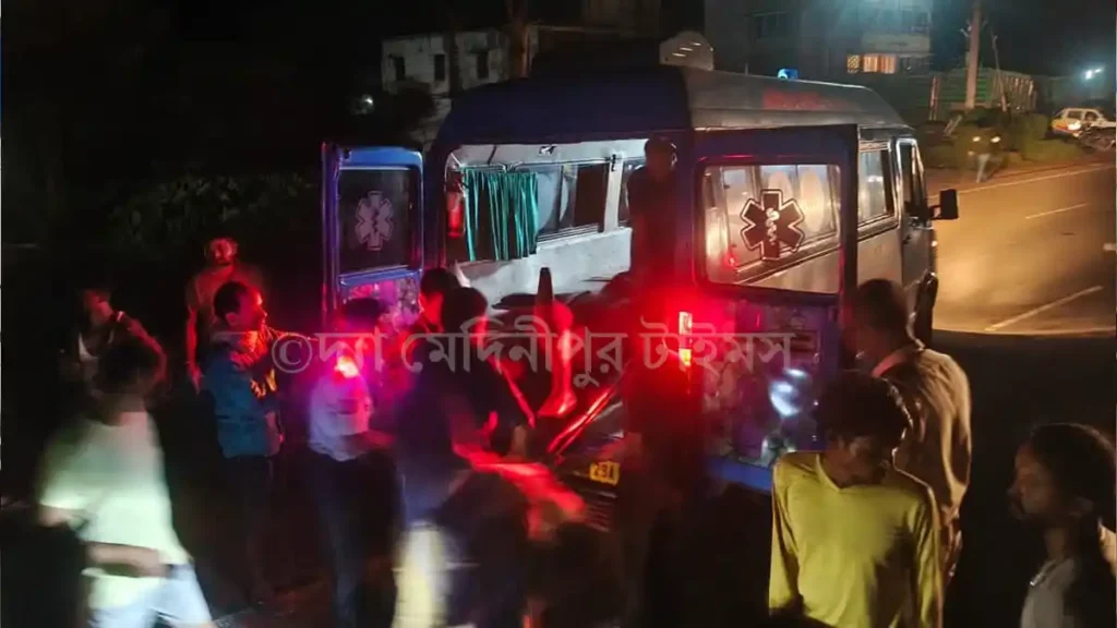 ডেবরার গ্যাস ট্যাংকারের সঙ্গে মুখোমুখি ধাক্কা বাইকের