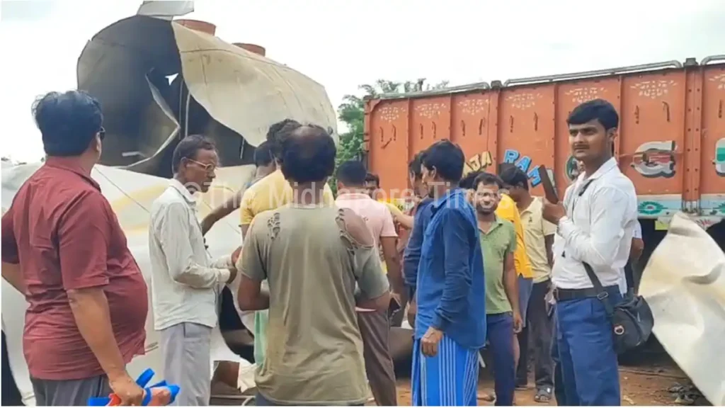 ডেবরায় গ্যাস ট্যাঙ্কার বিস্ফোরণে চাঞ্চল্য