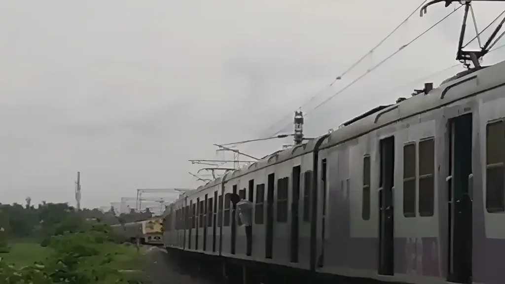 একই লাইনে দু’টি লোকাল ট্রেন! খড়গপুর শাখায় বড়সড় দুর্ঘটনা থেকে অল্পের জন্য রক্ষা