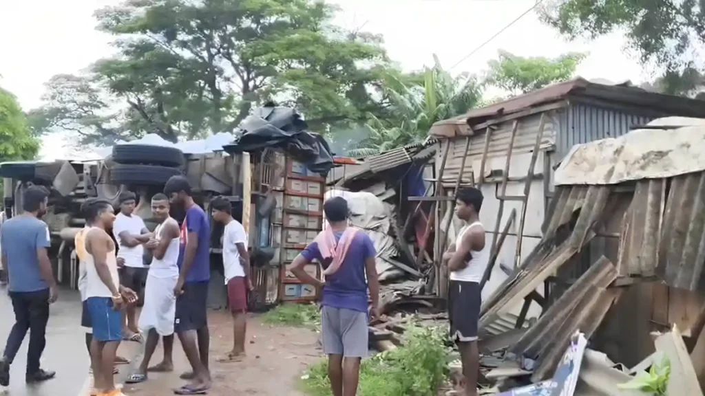 লরি হঠাৎ নিয়ন্ত্রণ হারিয়ে রাস্তার ধারে থাকা একের পর এক দোকানে ধাক্কা মেরে উল্টে যায়