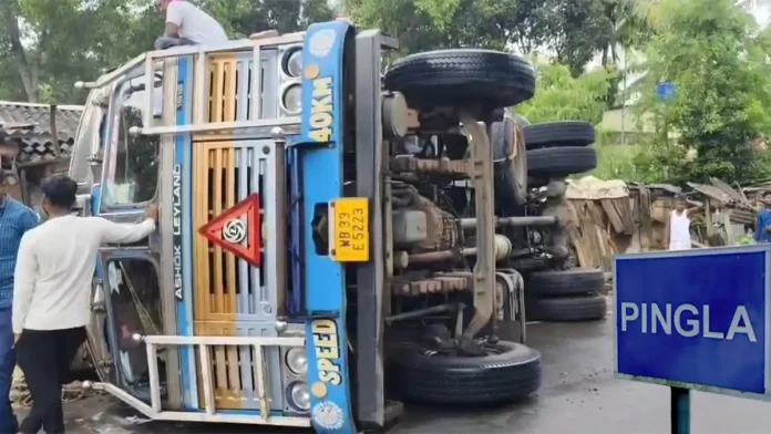 orry-loaded-with-fish-overturns-in-pingla